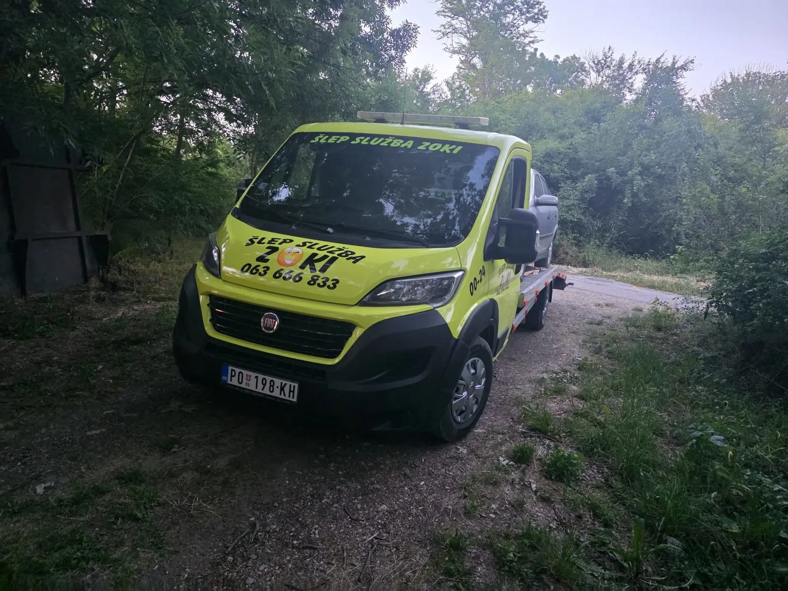 Kamion Šlep službe Zoki na terenu kod Požarevca